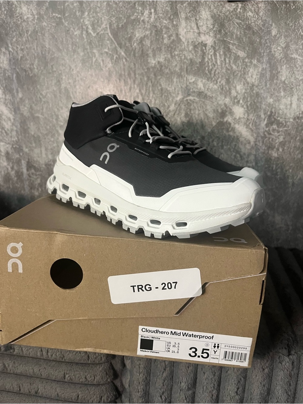 On Running Cloudrock Waterproof Mid Black/Whitey unisex 3.5 Y Trail Shoe new